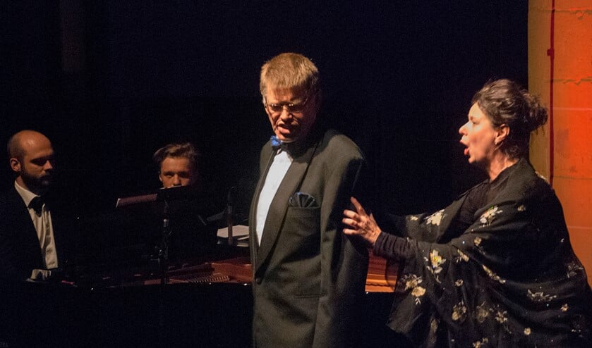 Aangrijpend duet Martin Hogenkamp en Marjon Westerdiep. Li. pianist Evert-Jan de Groot met violist Papillon Boddeke (tevens zijn assistent). Foto: Ans ter Horst  