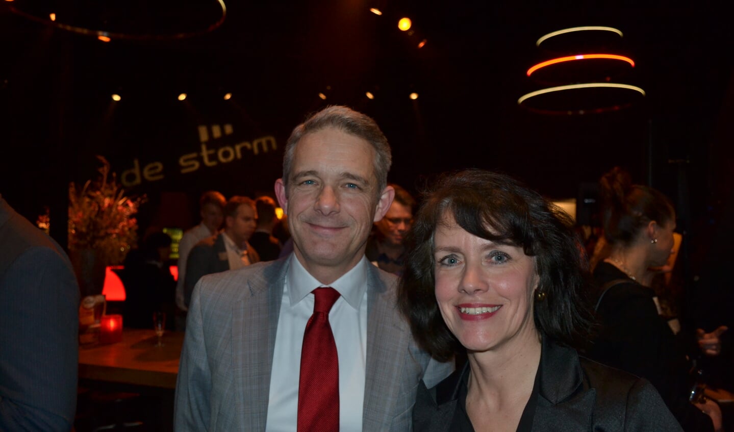 VNO-NCW-voorzitter Peter Rikken en regiomanager Wilma Elbertsen tijdens de netwerkborrel in De Storm. Foto: Leander Grooten