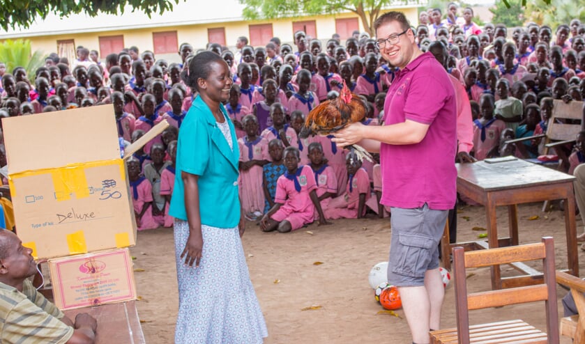 Een kip als bedankje voor de geschonken schoolmaterialen en het maandverband voor alle meiden op de Lwala Meisjesschool. Foto: Eigen foto
