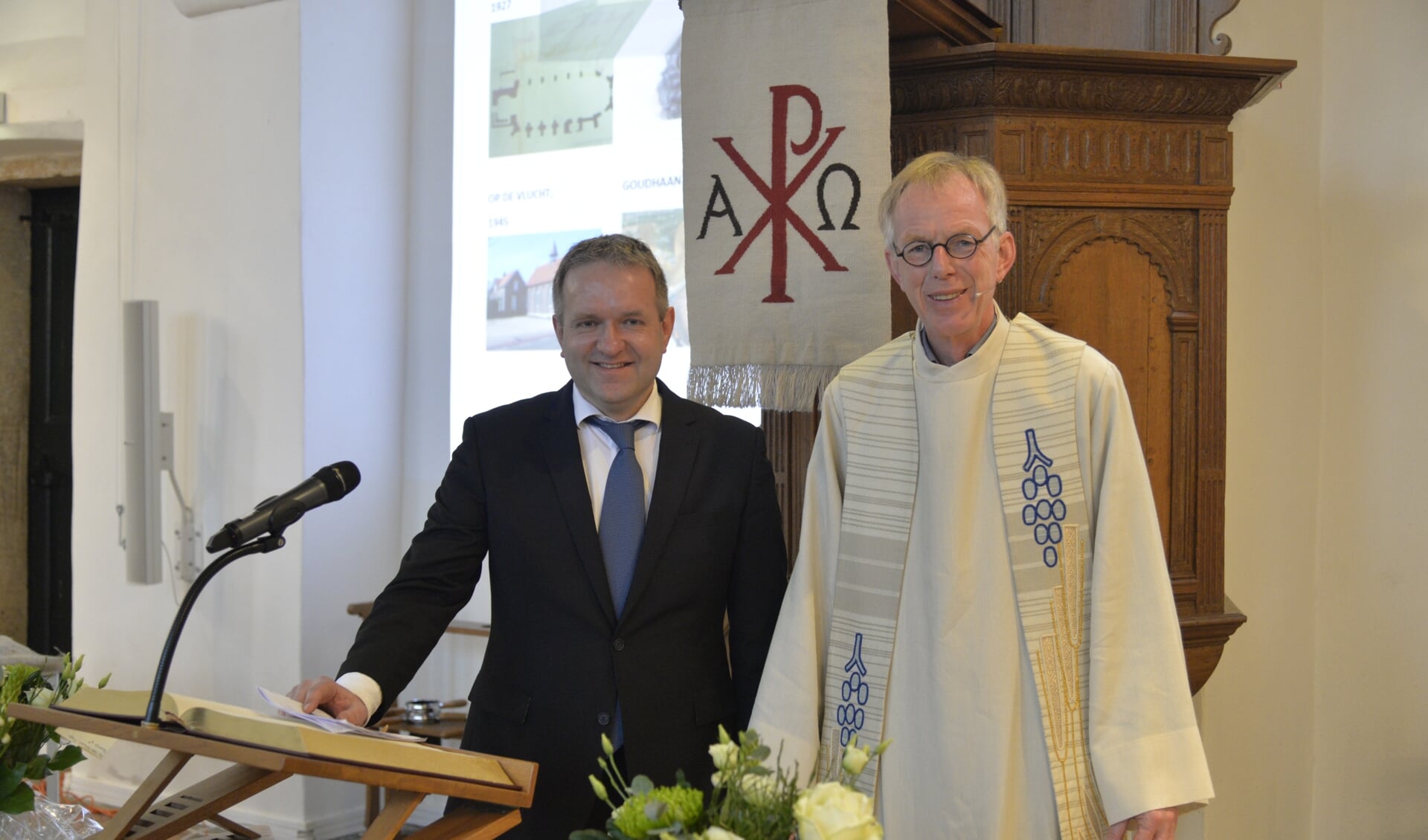 Ds. Gaastra had zich bij deze kerkdienst verzekerd van de medewerking van Arjen van Gijssel, kenner van de rijke bijna 750-jarige geschiedenis van de Dorpskerk. Foto: PR. 