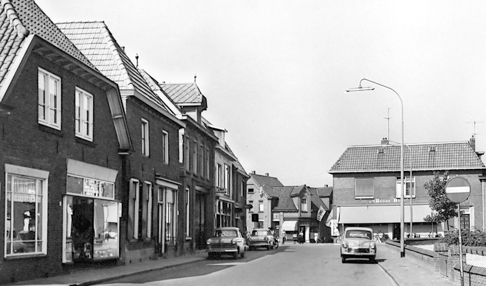 Kerkplein in Varsseveld begin jaren '60 met op de achtergrond de bekende winkel 't Hooge Huus. Foto: collectie Gerard Bruil