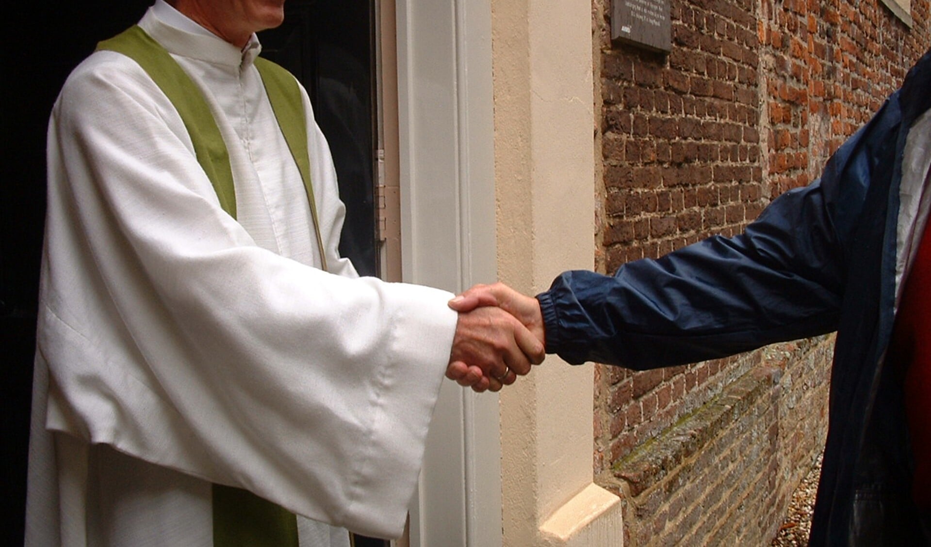 Als ds. Engelage dienst heeft, staat hij altijd bij de deur om de mensen welkom te heten. Foto: PR