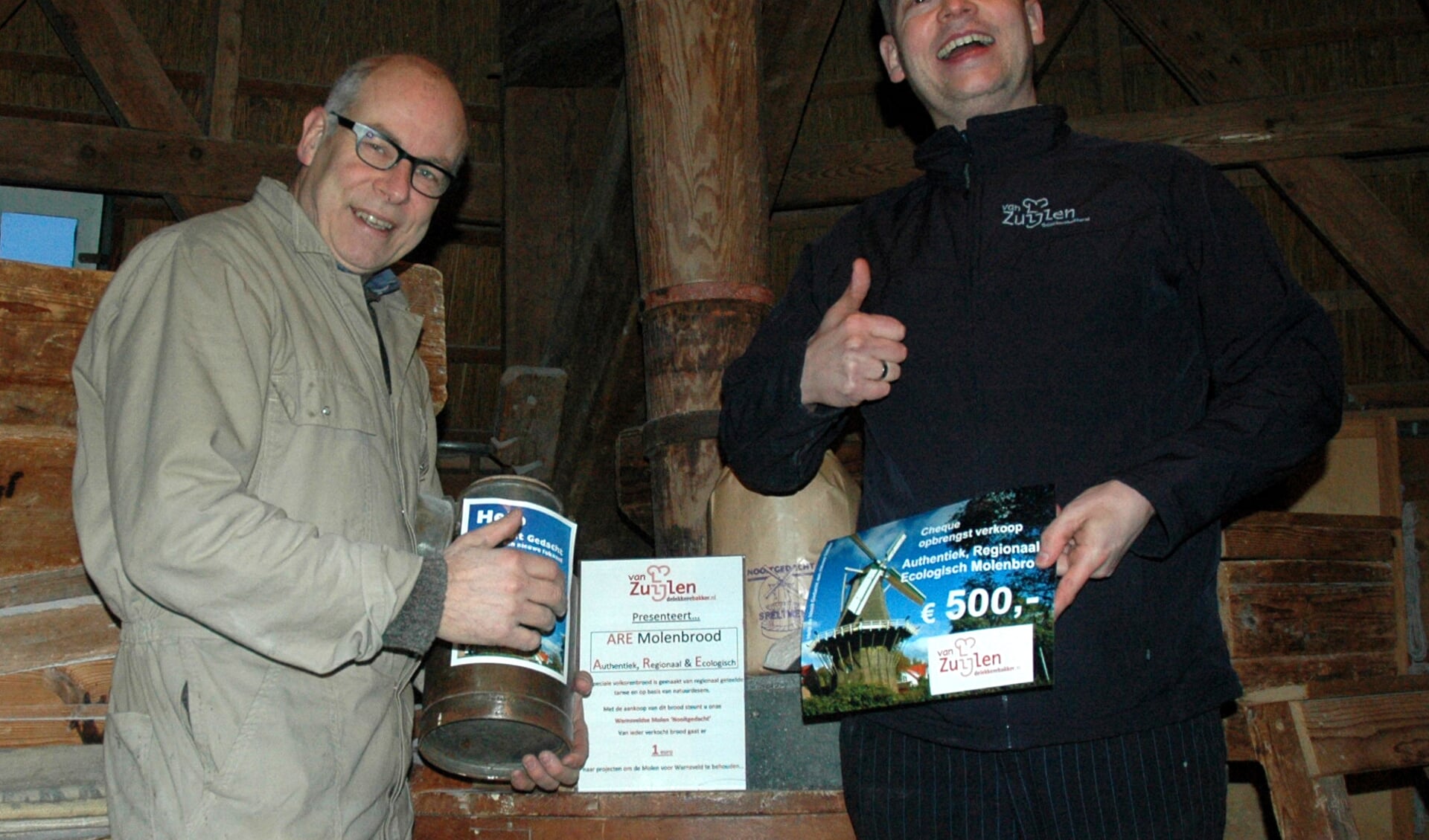 Overhandiging cheque door bakker Alfons van Zuijlen aan molenaar Dirk-Jan Abelskamp. Foto: Armin van Zuijlen