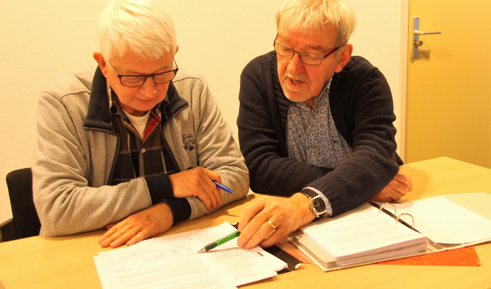 Sjaak Welboren (links) en Ben Donderwinkel nemen de regie-aanwijzingen voor de Passion door. Foto; Lydia ter Welle