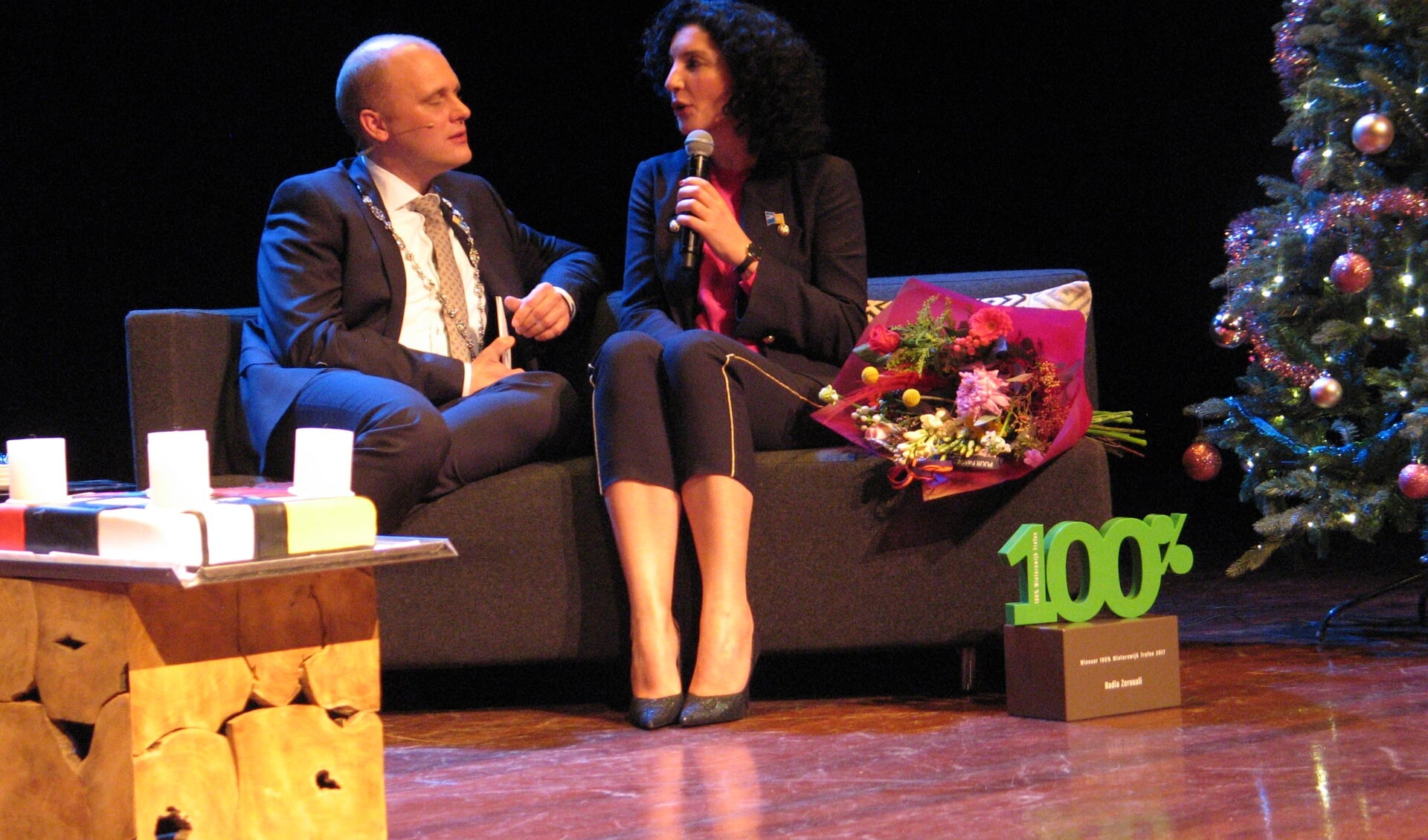 Promotieprijswinnaar Nadia Zerouali beantwoordt een vraag van de burgemeester. Foto: Bernhard Harfsterkamp