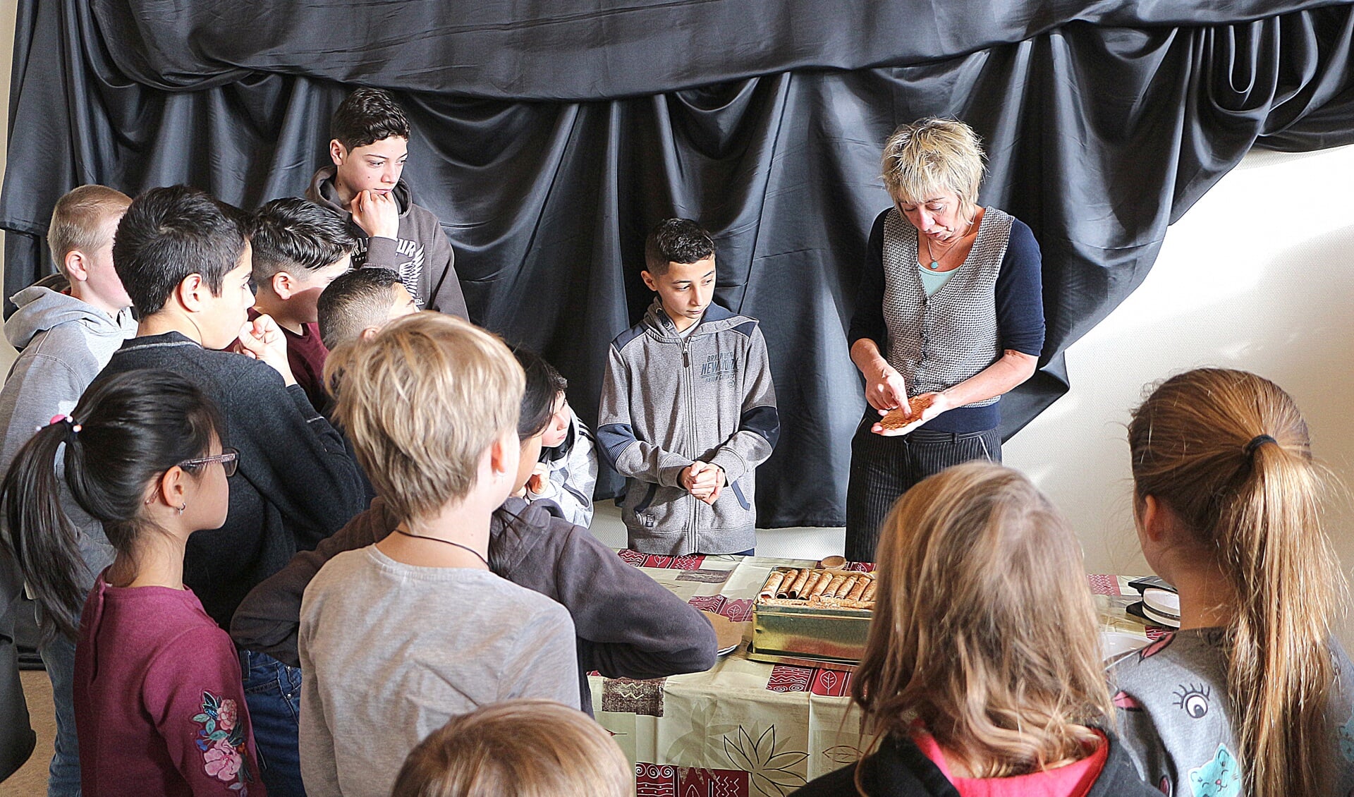 Gea Oosterveld laat de jongeren kennismaken met traditionele kniepertjes. Foto: PR