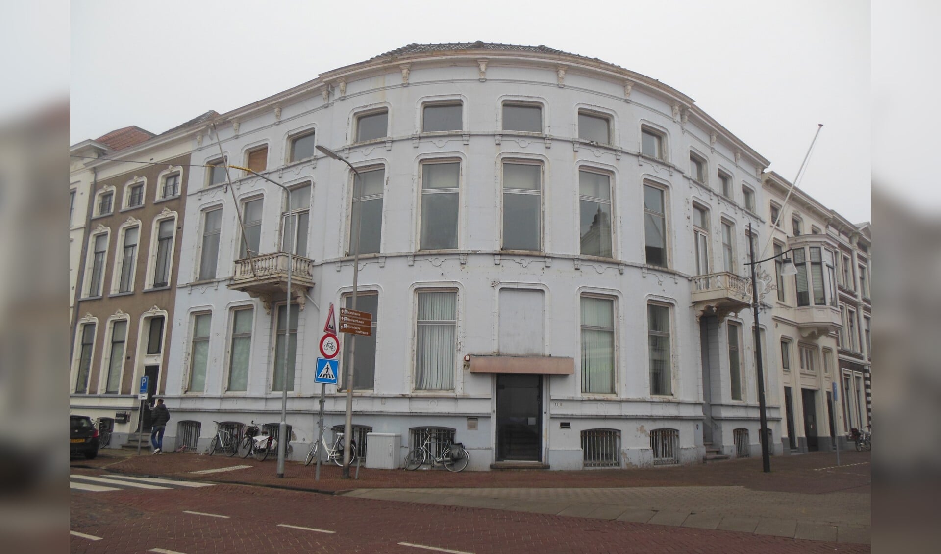 Het voormalige bankgebouw op de hoek IJsselkade/Marspoortstraat, waar de ‘bankier van het Verzet’ negen jaar lang werkzaam was. Links van het pand woonde hij. Foto: Eric Klop
