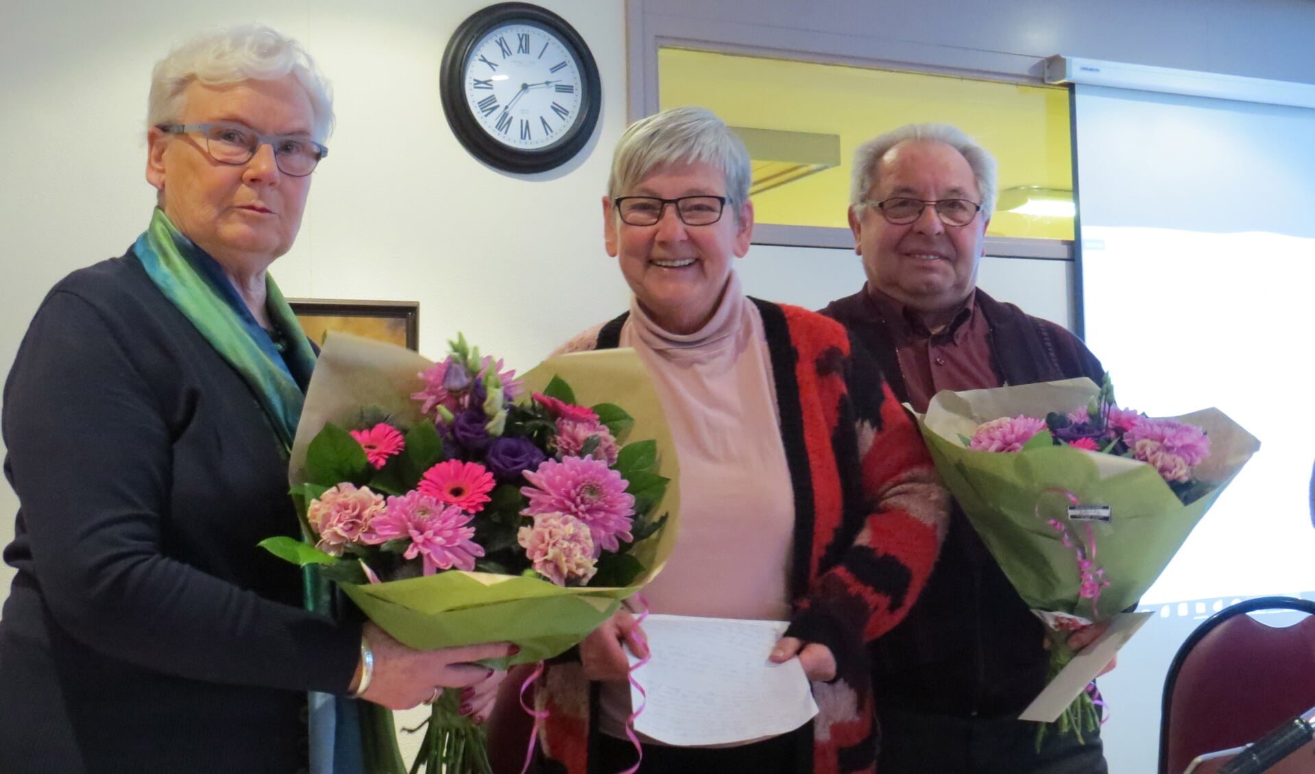 Voorzitter KBO Keijenborg Marijke Hilderink (m.) gaf bloemen aan Paulien Gasseling en Theo Schoenaker. Foto: Fons Stapelbroek 