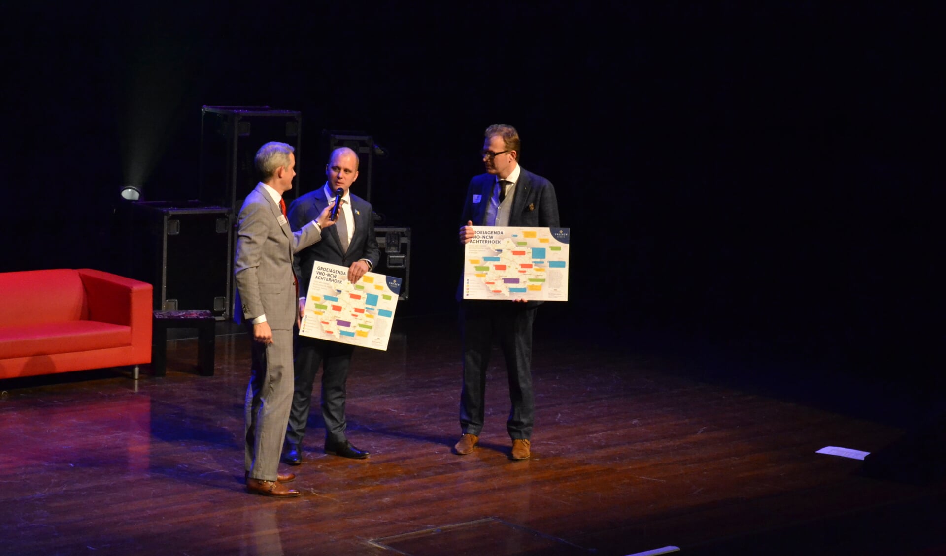 Peter Rikken (links) heeft de Groeiagenda overhandigd aan de burgemeesters Boumans en Bengevoord (midden). Foto: Leander Grooten