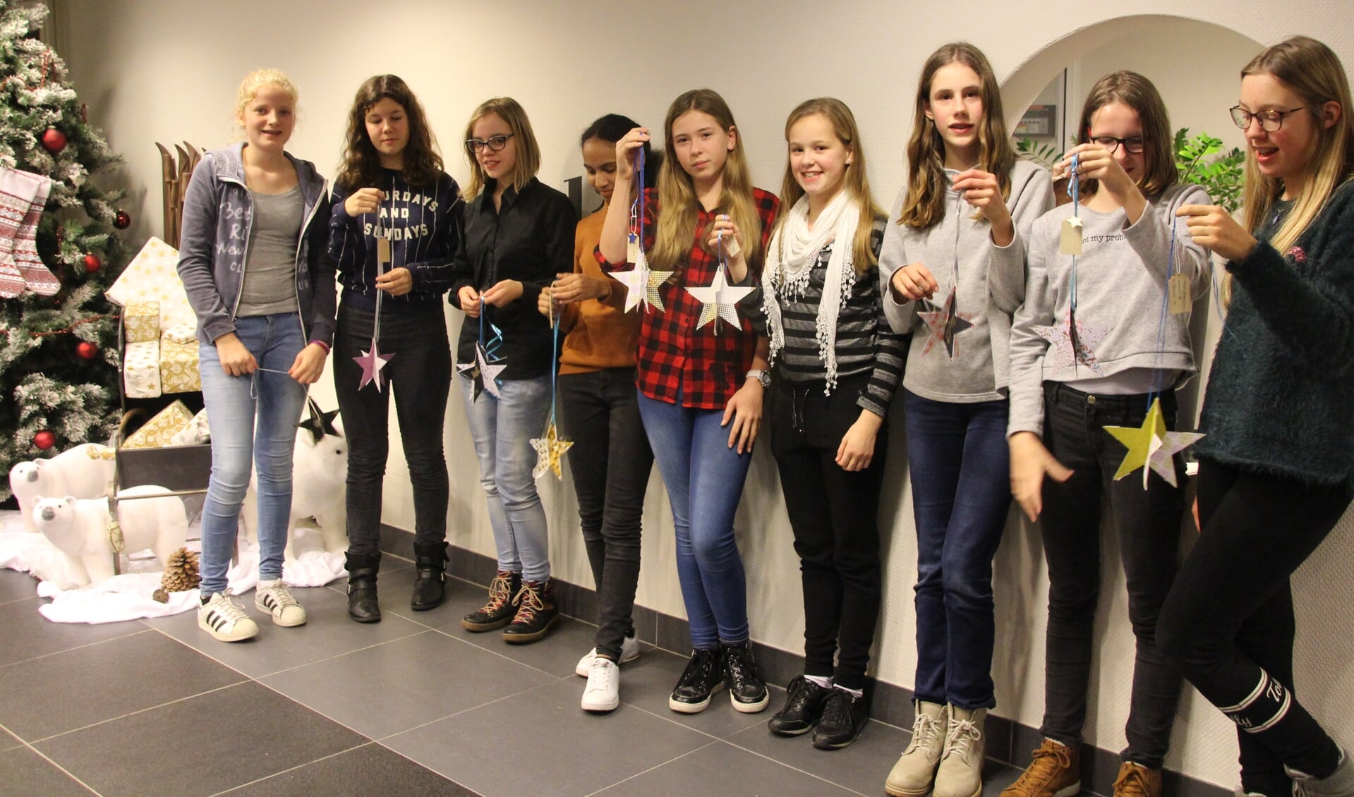 Jongeren van Girls@Home staan klaar met hun attenties. Foto: Dieuwertje Brandts Buys (Present)