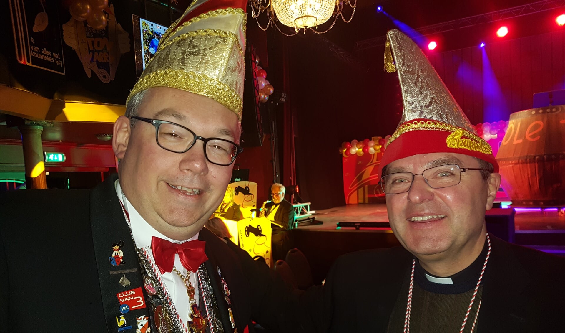 Jan Riesewijk (l) en pastoor Herman de Jong beleven een fantastische avond tijdens de eerste pronkzitting van CV De Knunnekes. Foto: Kyra Broshuis
