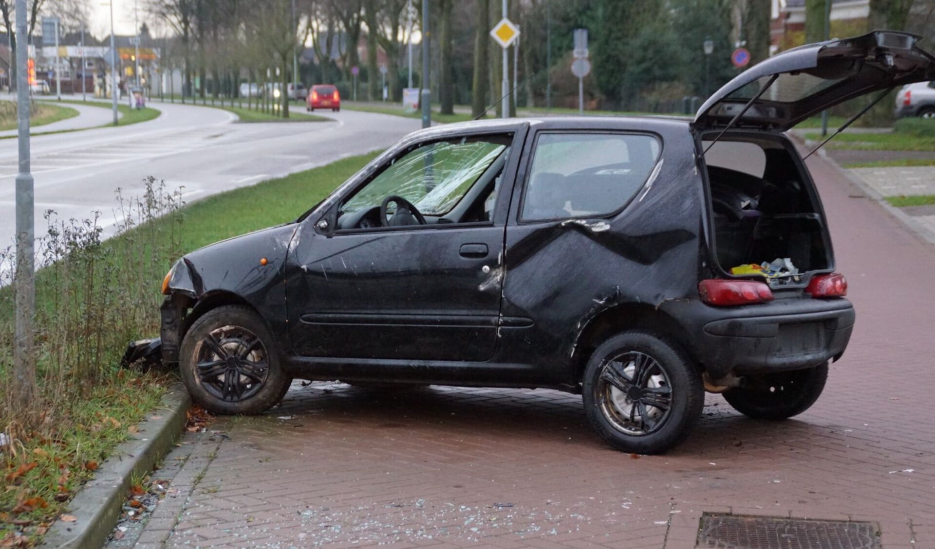 De auto op de Oversluis na het ongeval. Foto: News United/112 Achterhoek-Nieuws