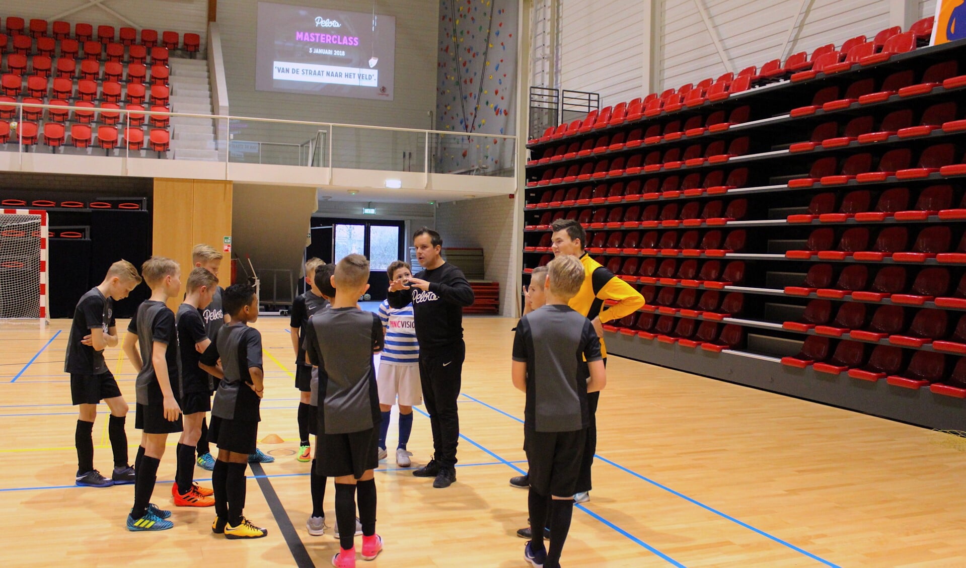 Stojan Visser coacht kids tijdens Pelota MasterClass. Foto: Roel Tomassen