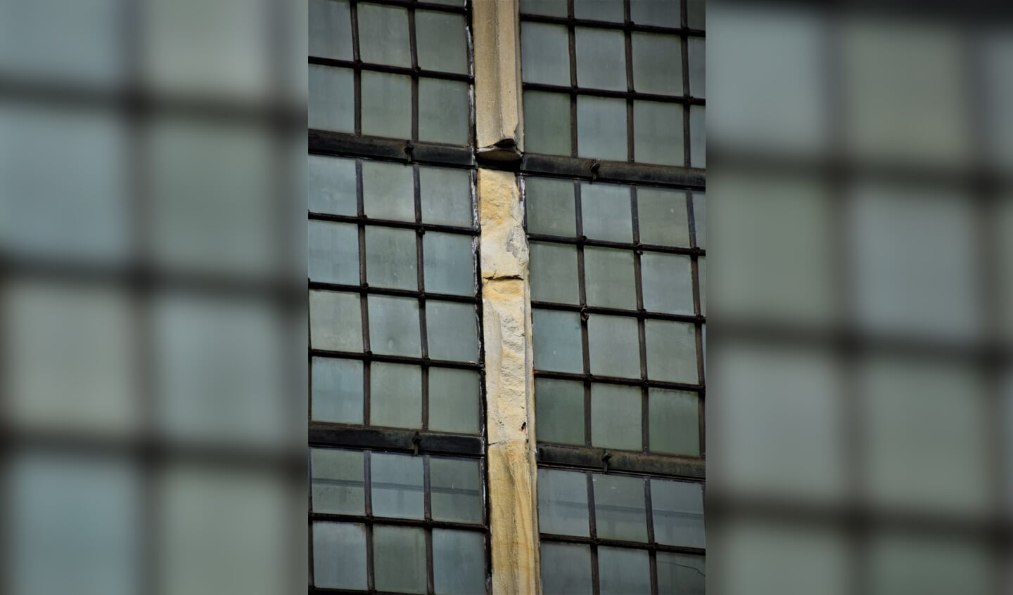 Het zandsteen van de ramen is door de jaren heen ernstig verweerd en aangetast. Foto: PR