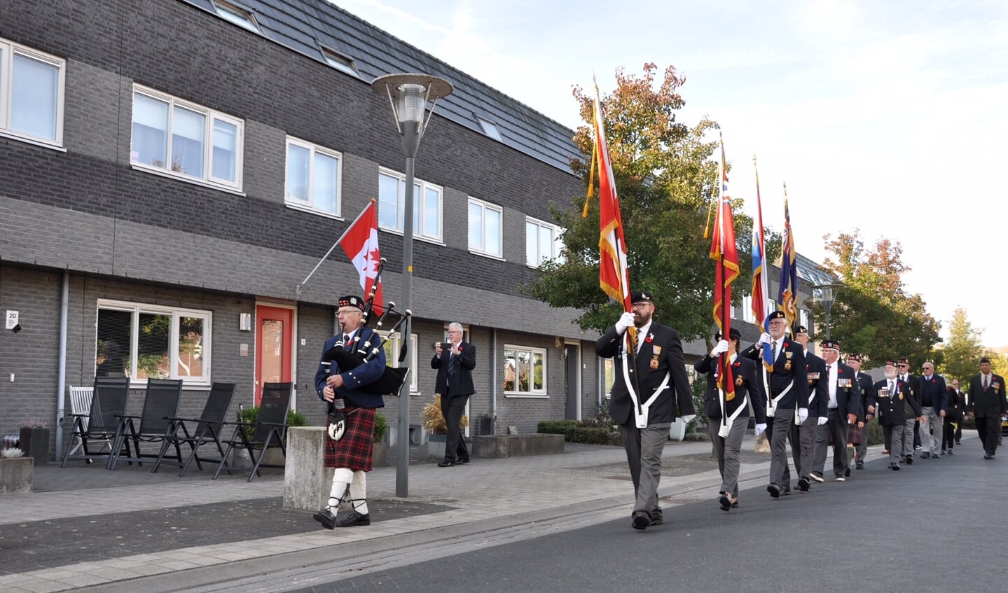 Vier leden van de Royal Canadian Legion maakten met hun vaandels de ceremonie extra plechtig. Foto: PR