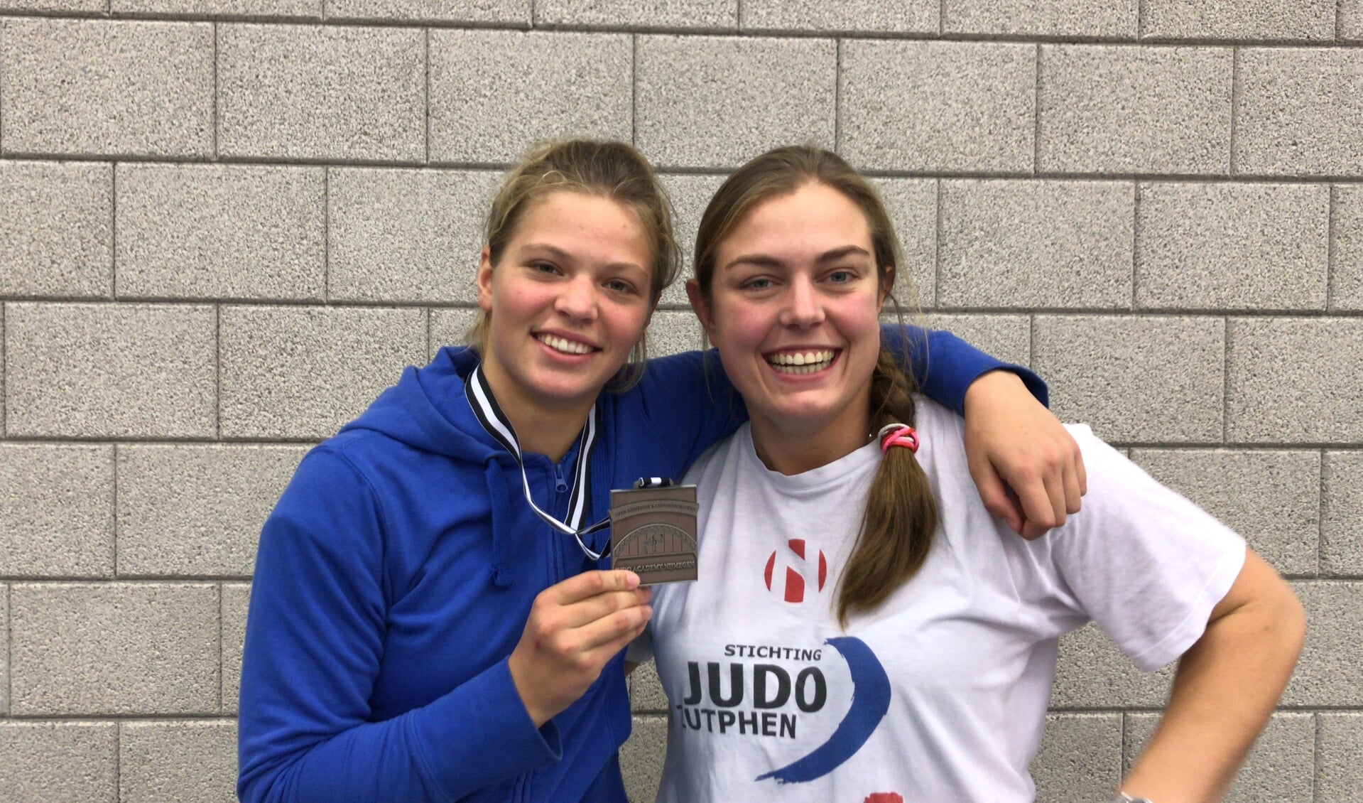 Naomi Hogeman (l) won zilver in Nijmegen. Naast haar coach Martine Demkes. Foto: PR