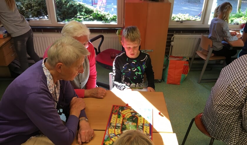 Beste Ouderen spelen met Tormijn-kinderen | Achterhoek Nieuws Eibergen-Neede UQ-92