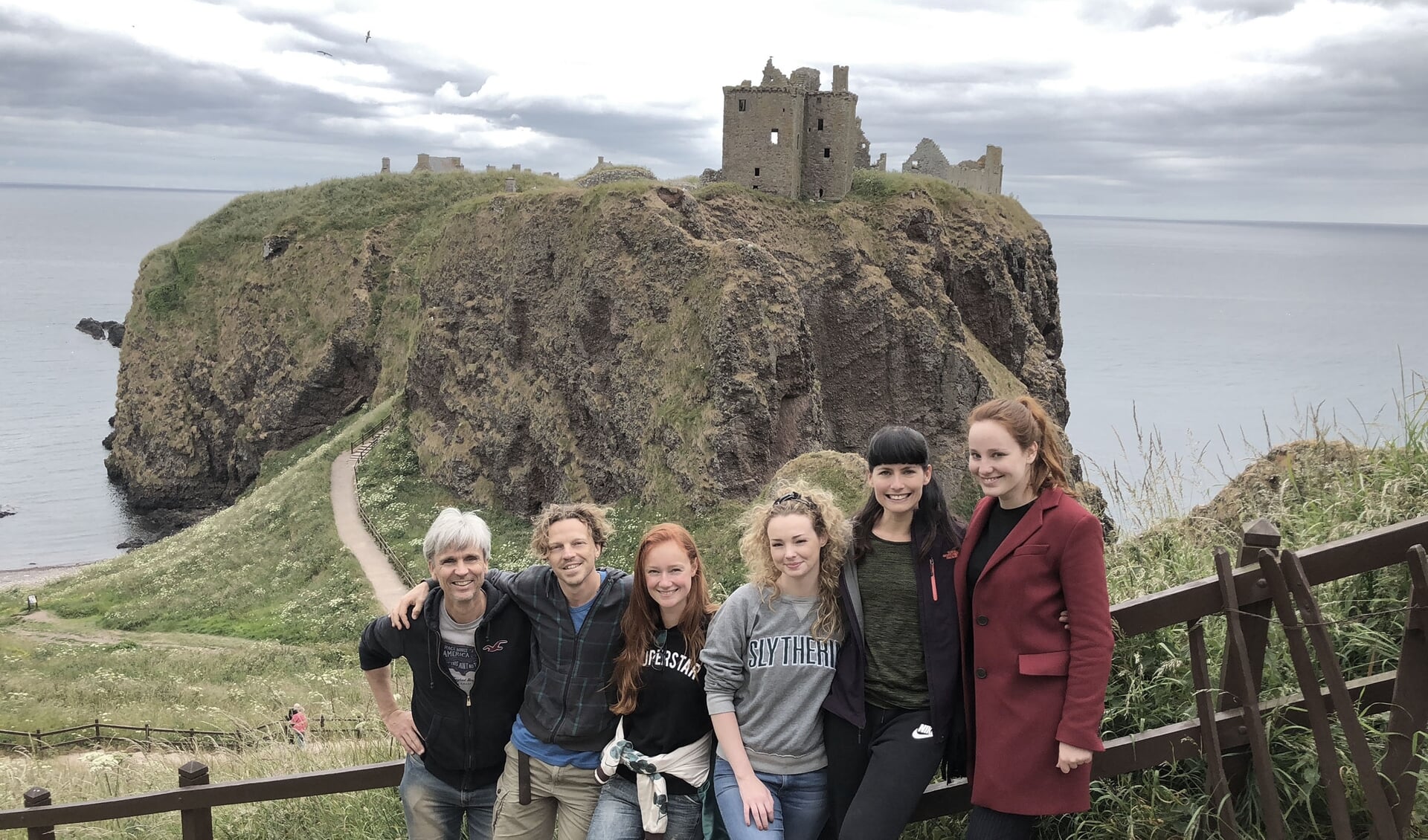 De crew van de muziekvideo in Schotland met tweede van rechts Marieta. Foto: JaJa Filmproductions