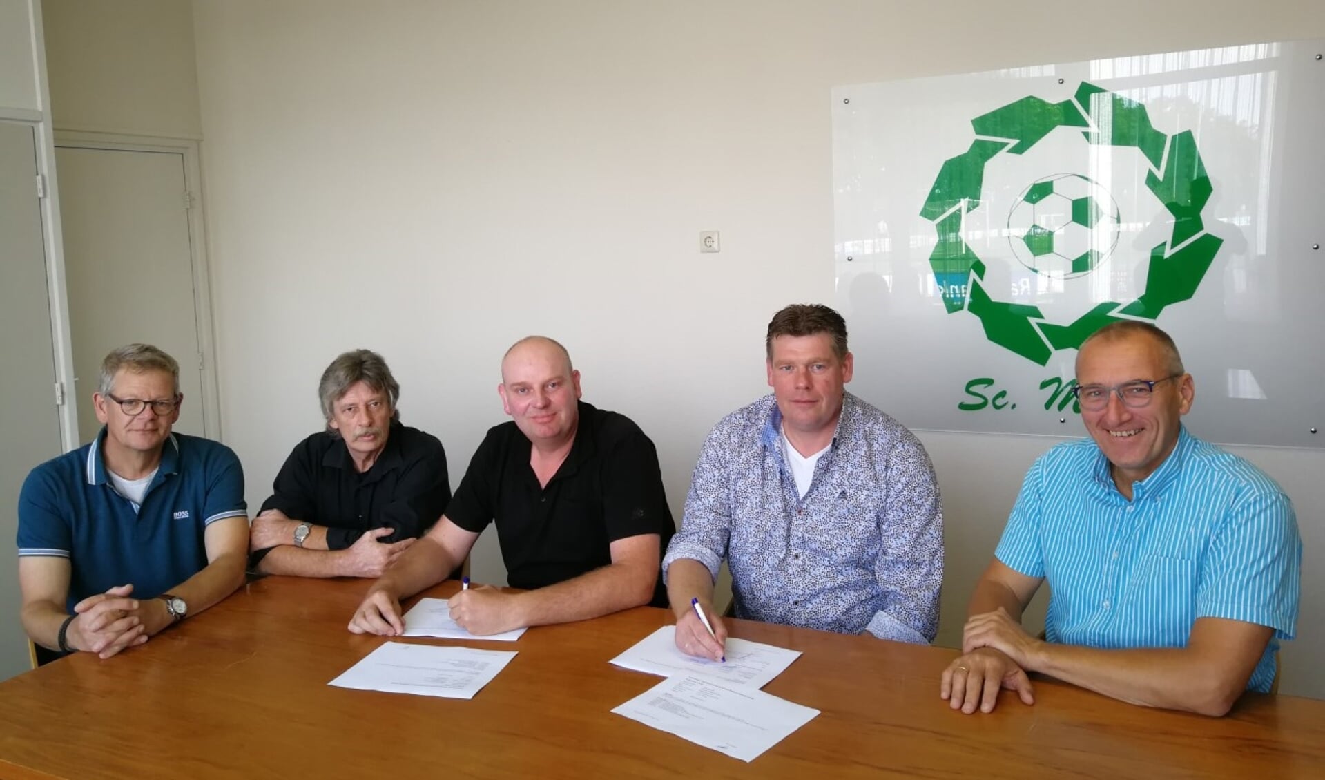 Wijnand en Mike Hoog Antink ondertekenen het contract onder toeziend oog van de Sc. Meddo-bestuursleden. Foto: PR