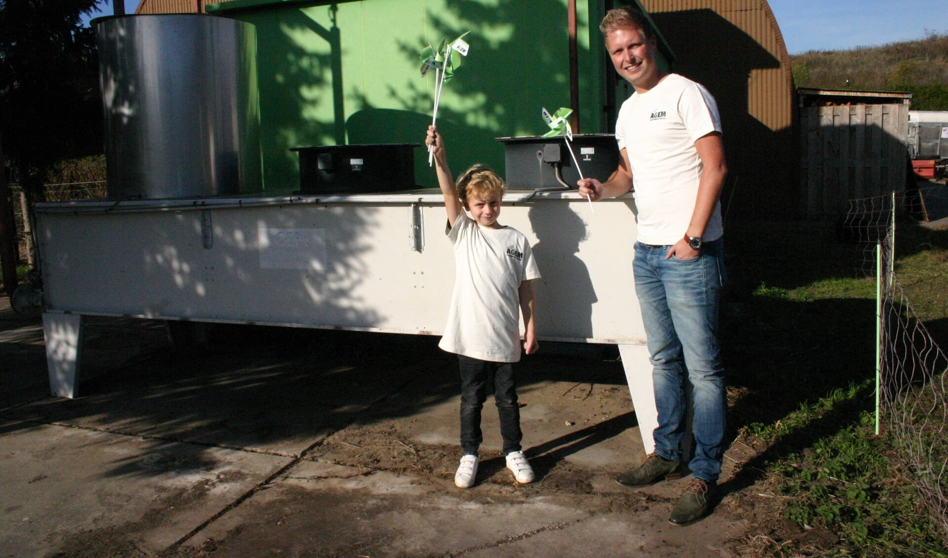 Projectleider Thijs Huls en Willem (l). Hij wil voor de oude gasmotor wel even een demonstratie geven van windenergie. Foto: PR