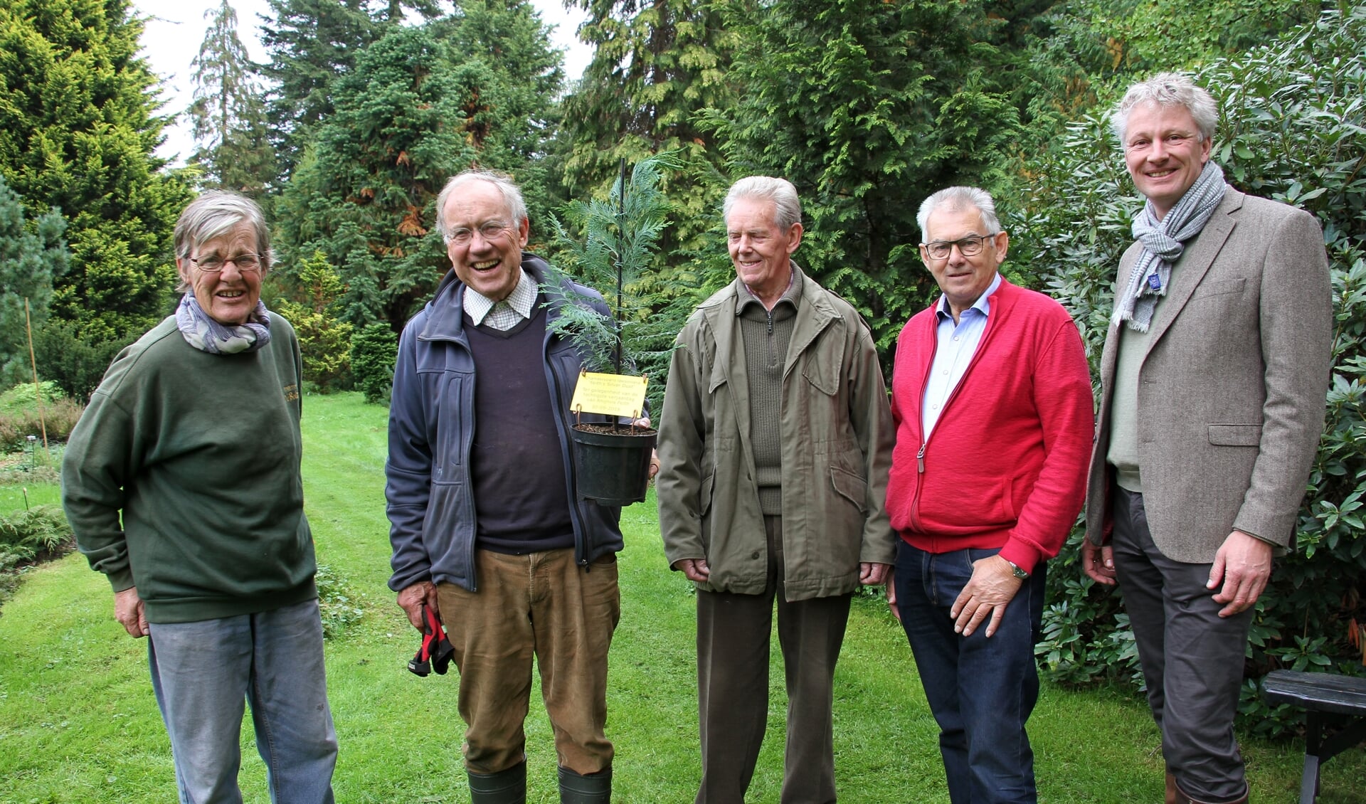 Etty Segers, Rhijnvis Feith met zijn eigen conifeer, Aad van de Kamer, Johan Hengeveld en René Leegte. Foto: Liesbeth Spaansen