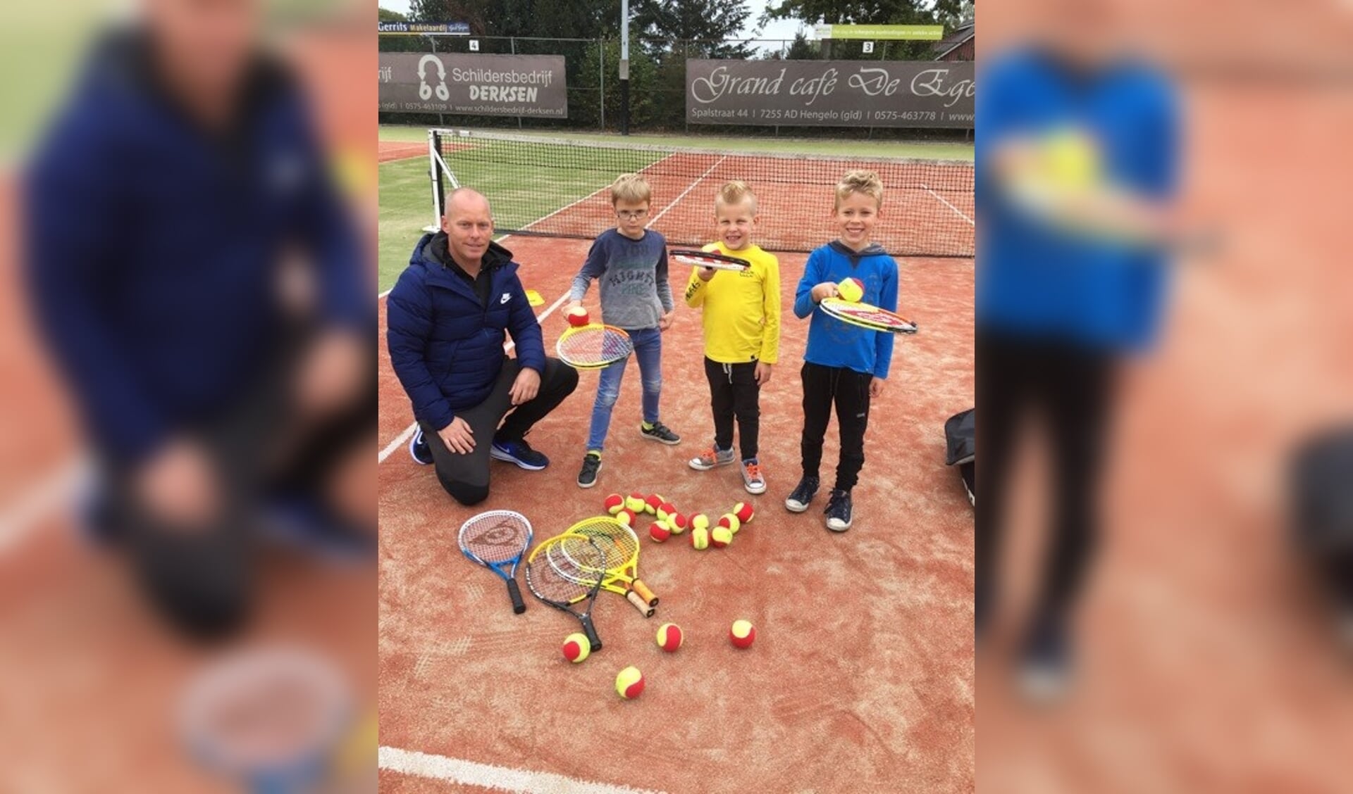 Tennisleraar Niek met trotse tennissers (v.l.n.r.) Gideon, Cas en Jurre. Foto: Nienke Grootbod