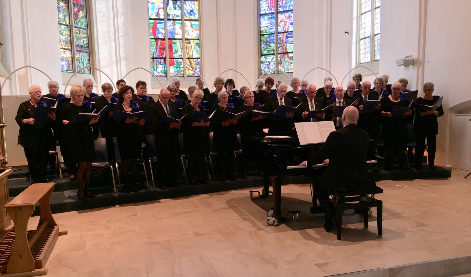 Het koor gaf een jubileumconcert in de kerk in Varsseveld. Foto: PR