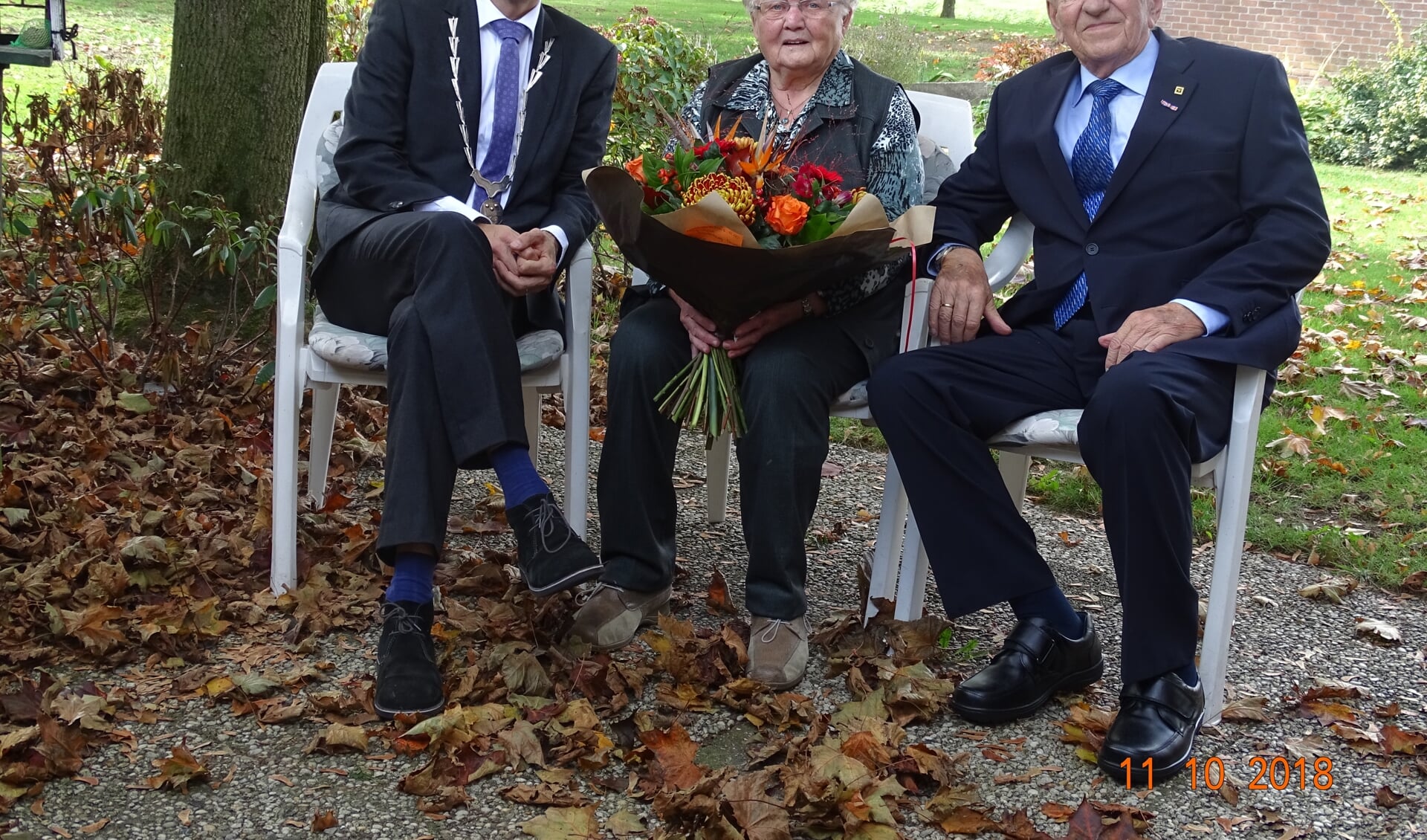 Burgemeester Joost van Oostrum van Berkelland kwam het diamanten echtpaar feliciteren. Foto: PR