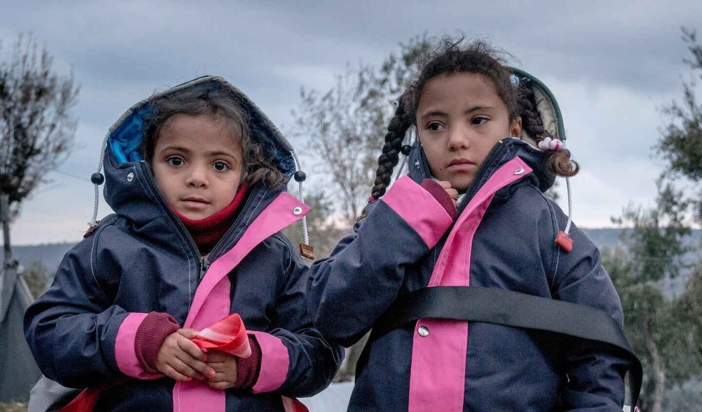 Uitdelen van Sheltersuits aan kinderen op Lesbos, winter 2017. Foto: PR