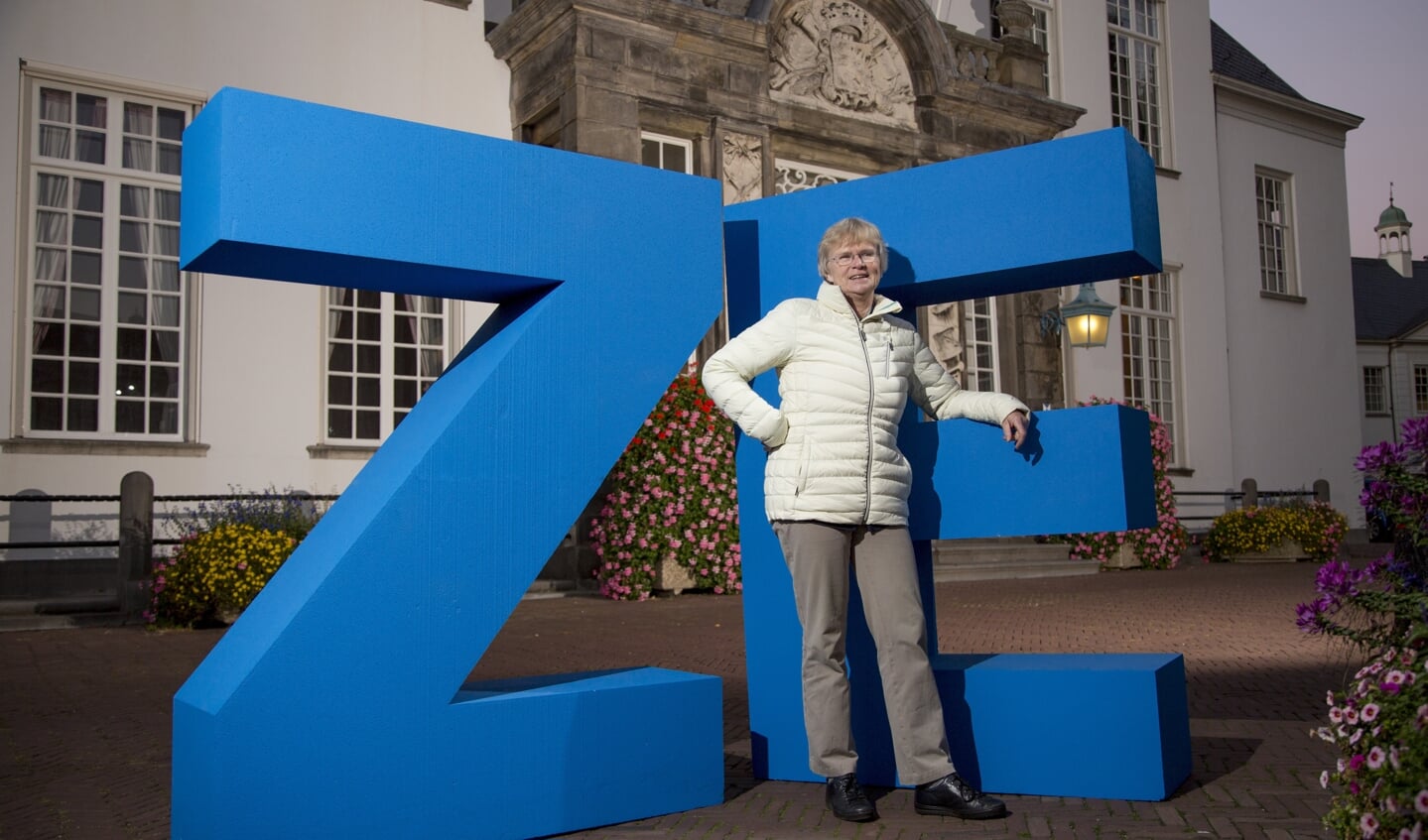 Op de Dag van de Duurzaamheid gingen tevreden klanten al op de foto voor de trappen van het oude stadhuis. Mét de kenmerkende blauwe letters. Foto: Jawsmedia