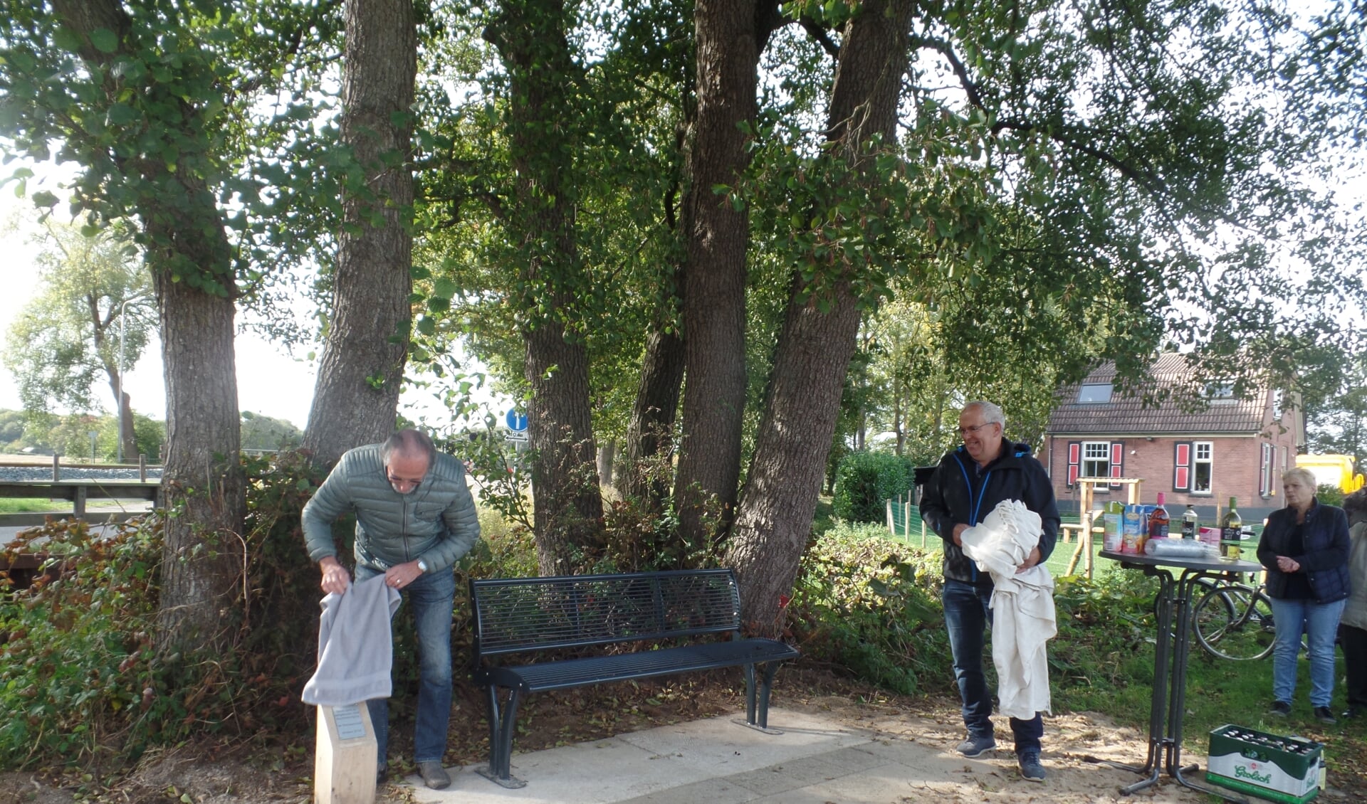 René Swienink (l) onthulde de bank en de plaquette. Foto: Jan Hendriksen. 