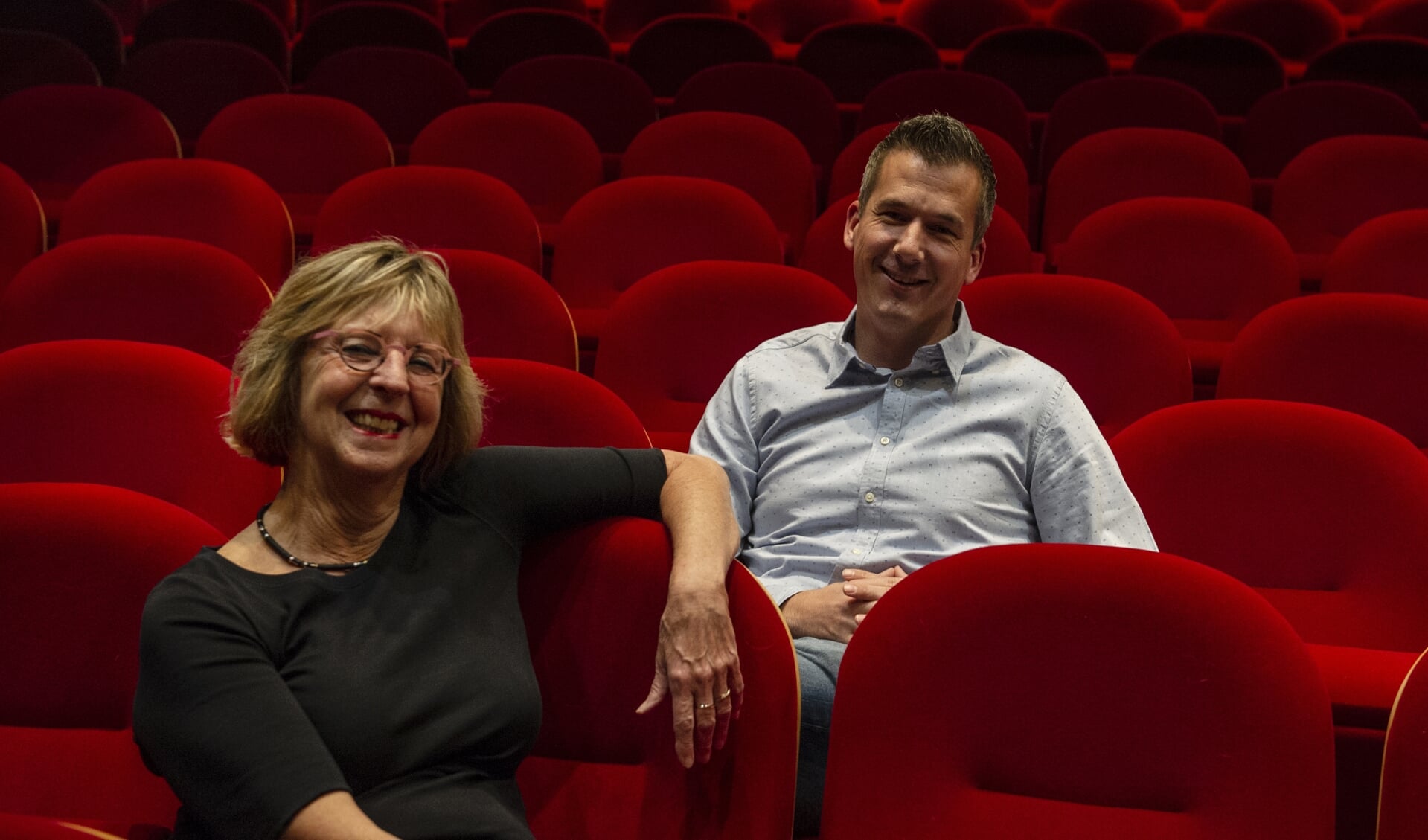 Joost Duvigneau en Ineke van Empel op de te vervangen stoelen. Foto: Vince Timmermans
