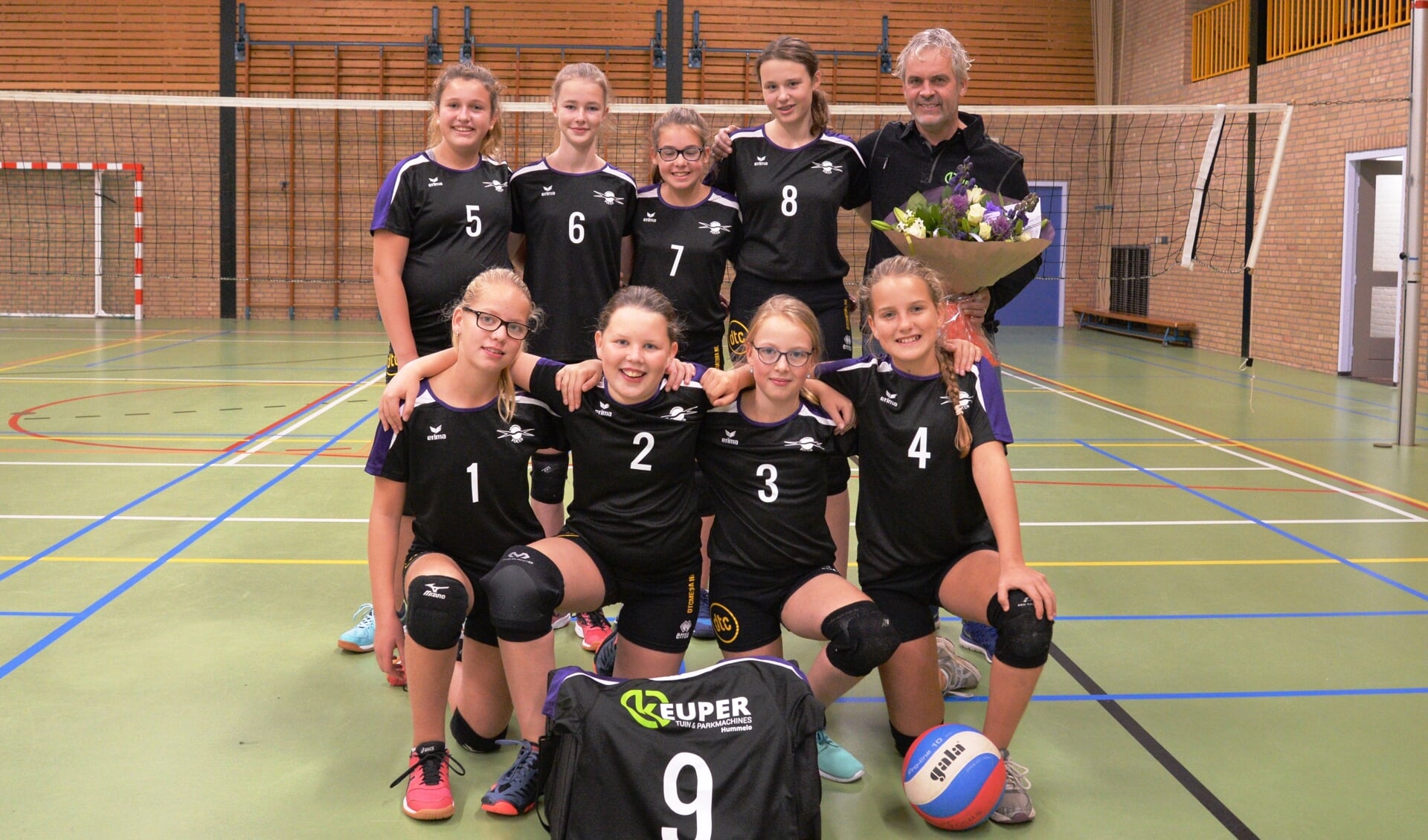 Het meisjes C1 team met de sponsor. Foto: Gerrit Kempers