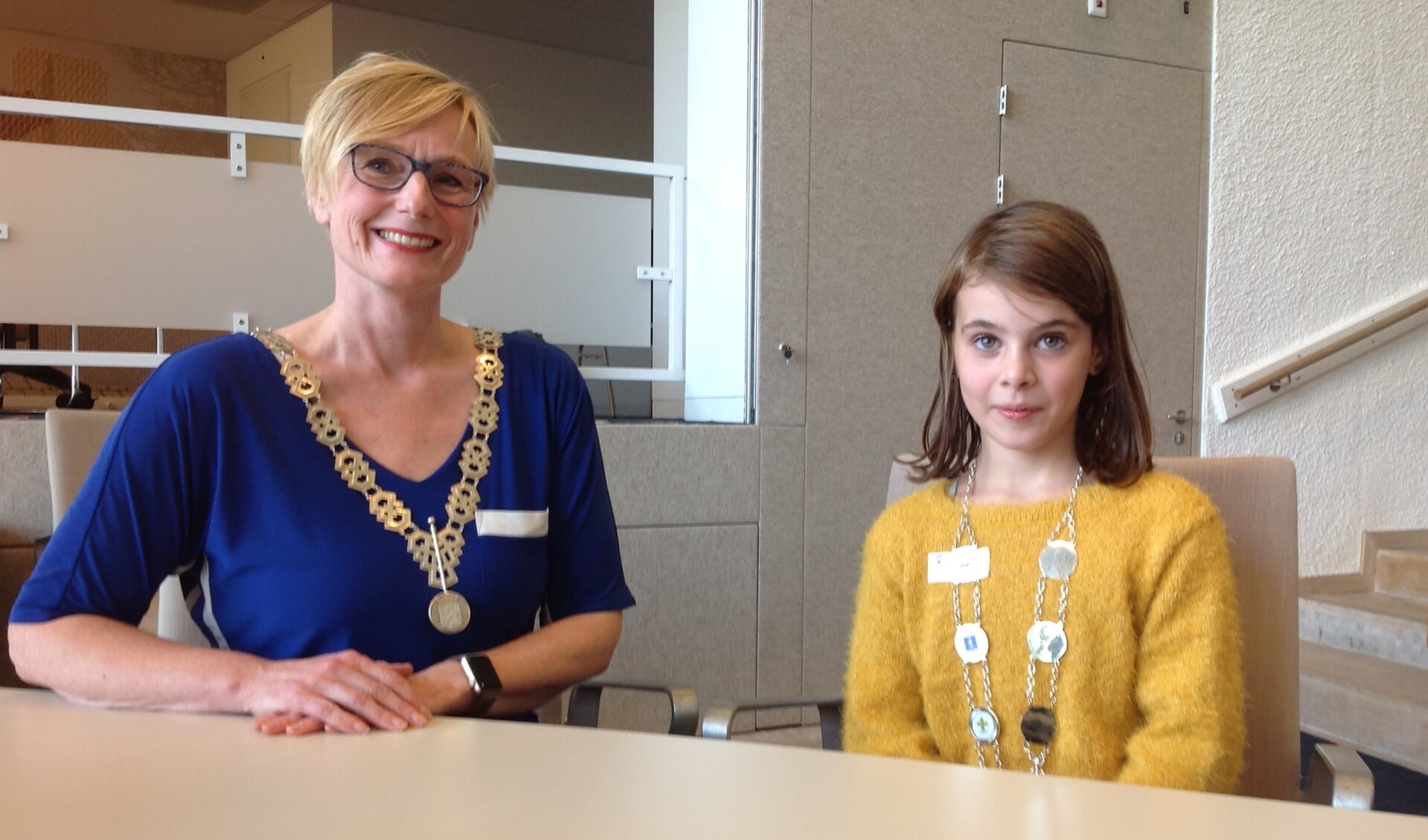 Burgemeester Marianne Besselink met de eerste jeugdburgemeester van Bronckhorst: Evi Otten uit Halle-Heide. Foto: Mirjam Rensink