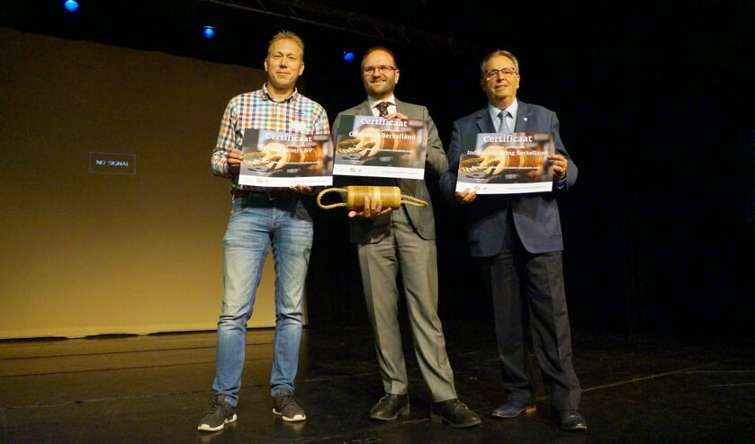 Arjan Prinsen van Groot Zevert Vergisting, wethouder Gerjan Teselink van de gemeente Berkelland en Rinus Smet, bestuurslid van Industriële Kring Berkelland (IKB) tonen trots de ontvangen certificaten in het kader van de Gelderse circulaire estafette. Foto: Richard Stegers