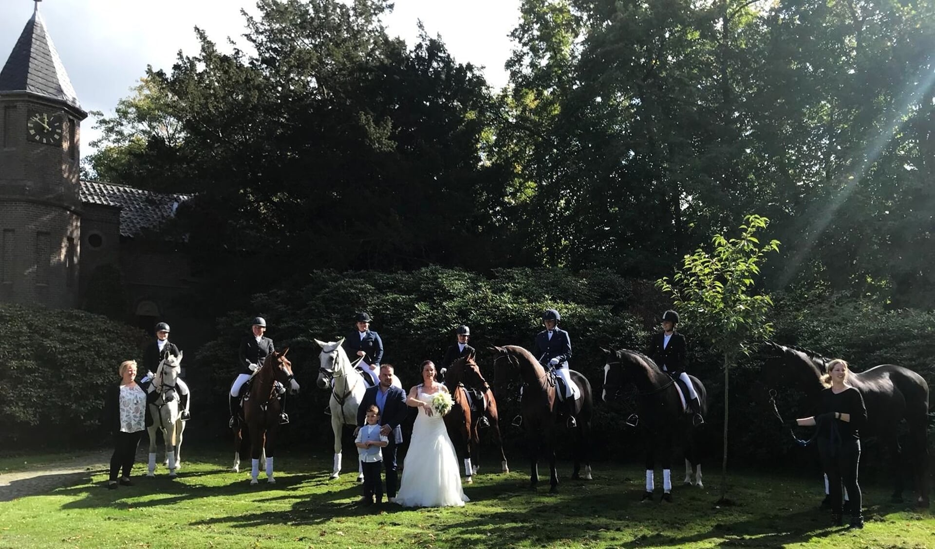 Bruidspaar Patrick Goossens en Laura Goosens-Fielt met zoon Jonne en een erehaag van paarden. Foto: PR PCRV