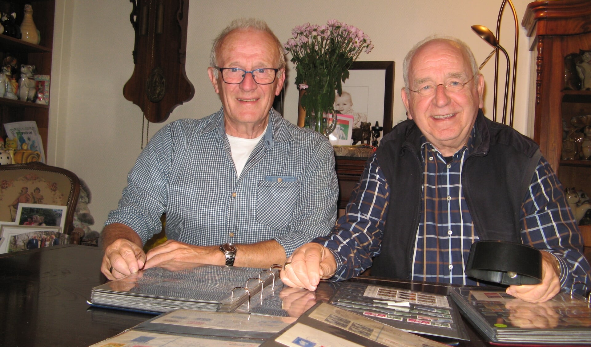 Toon van der Schilden (rechts) en Joop Doornheim bekijken een aantal postzegelalbums. Foto: Bart Kraan  