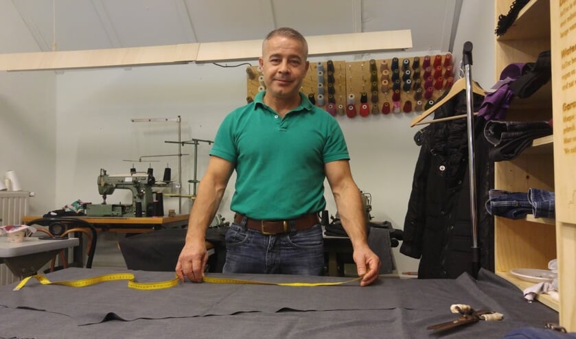 Kleermaker Kamieran Baker in zijn atelier bij Van Sinckel. Foto: PR