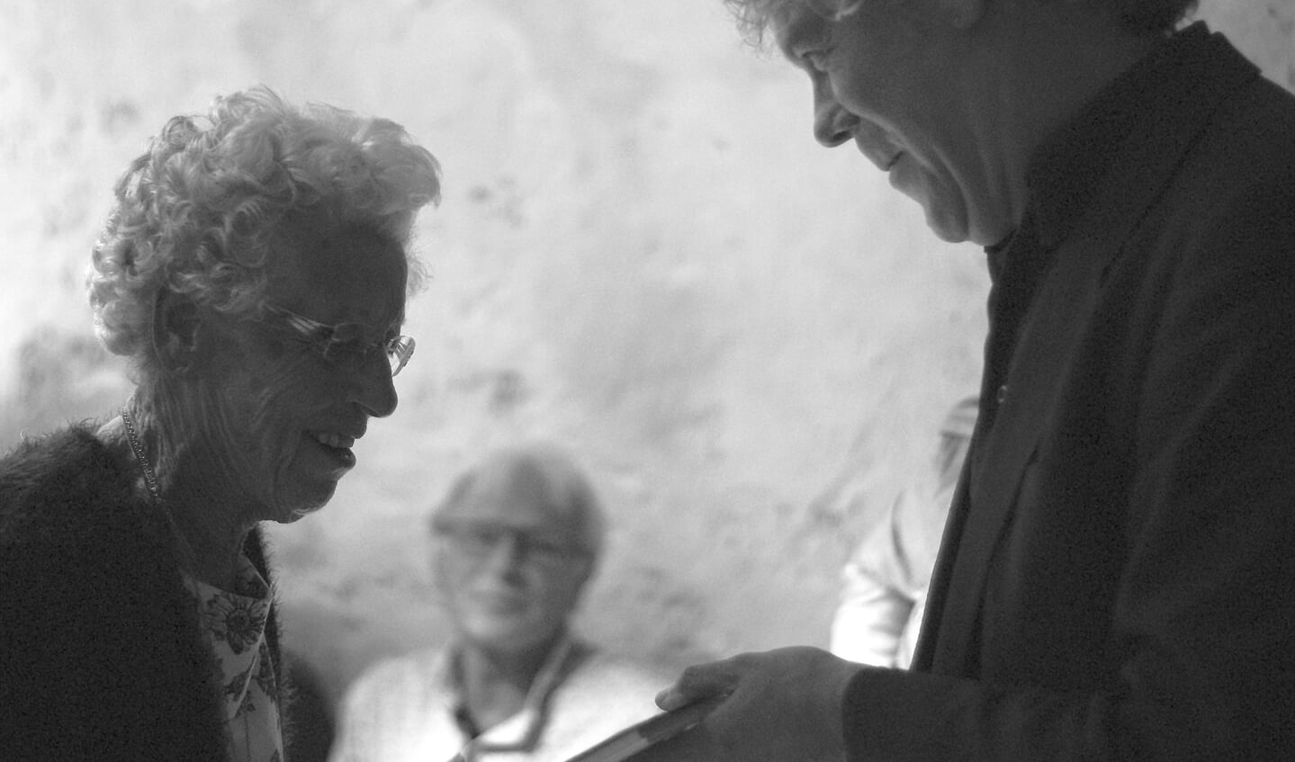 Dinie Meerstadt, de 92-jarige dochter van Odeon-oprichter Carel Herman Meerstadt ontvangt het eerste boekexemplaar uit handen van Hans Heesen. Foto: Ton Kramer