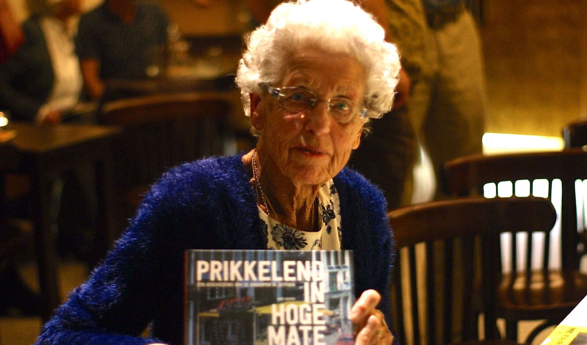 Dinie Meerstadt, de 92-jarige dochter van Odeon-oprichter Carel Herman Meerstadt, met het eerste boekexemplaar. Foto: Ton Kramer