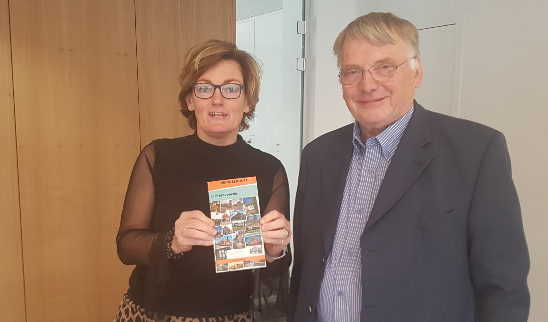 Wethouder Marieke Frank heeft het eerste exemplaar ontvangen van Frits van Lochem. Foto: Kyra Broshuis