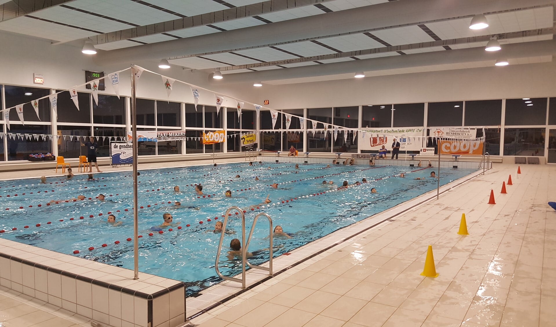 In het binnenbad in Terborg wordt de zwemvierdaagse gehouden. Foto: PR