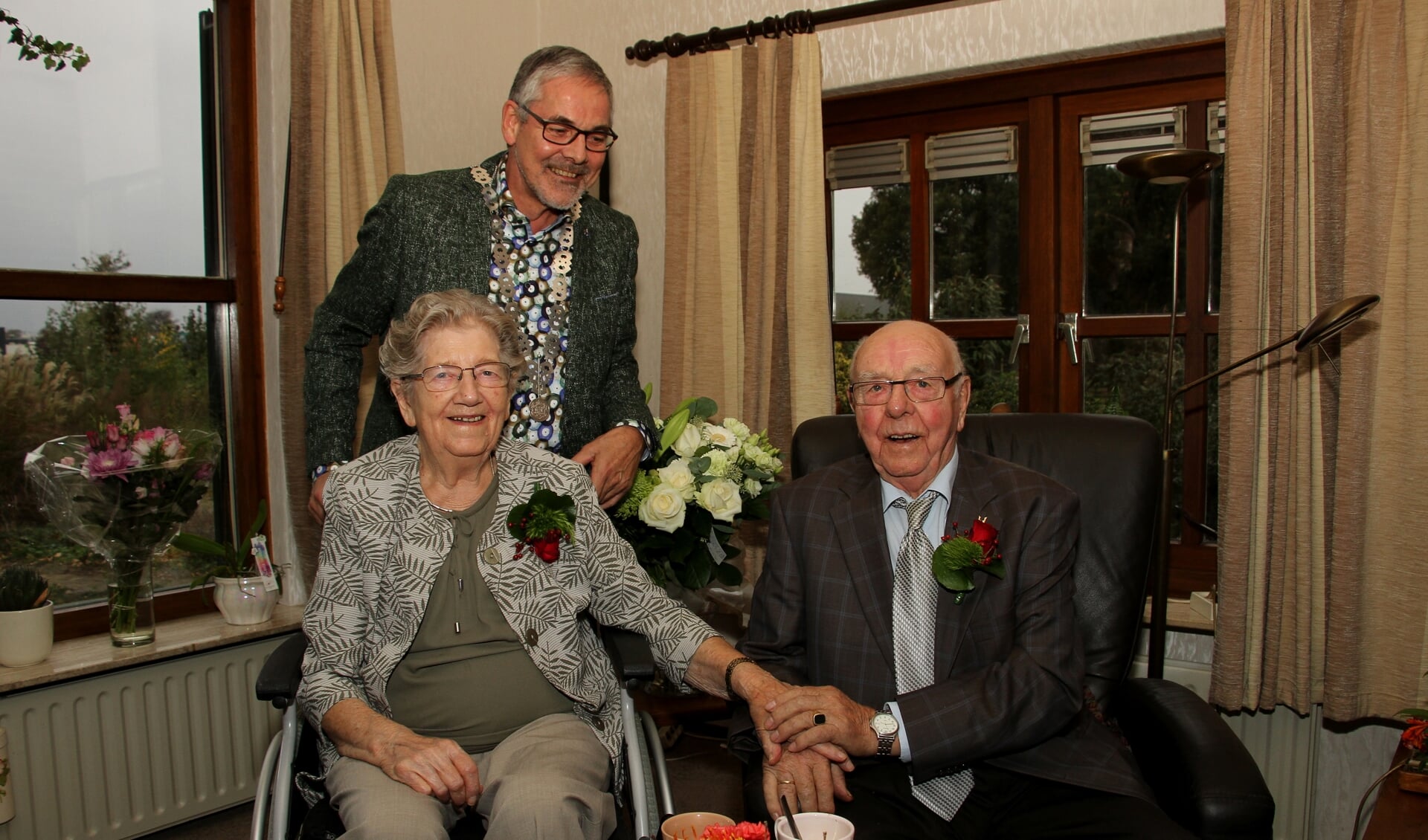 Hermien en Jan Groot Roessink worden op hun trouwdag gefeliciteerd door locoburgemeester Evert Blaauw. Foto: Liesbeth Spaansen