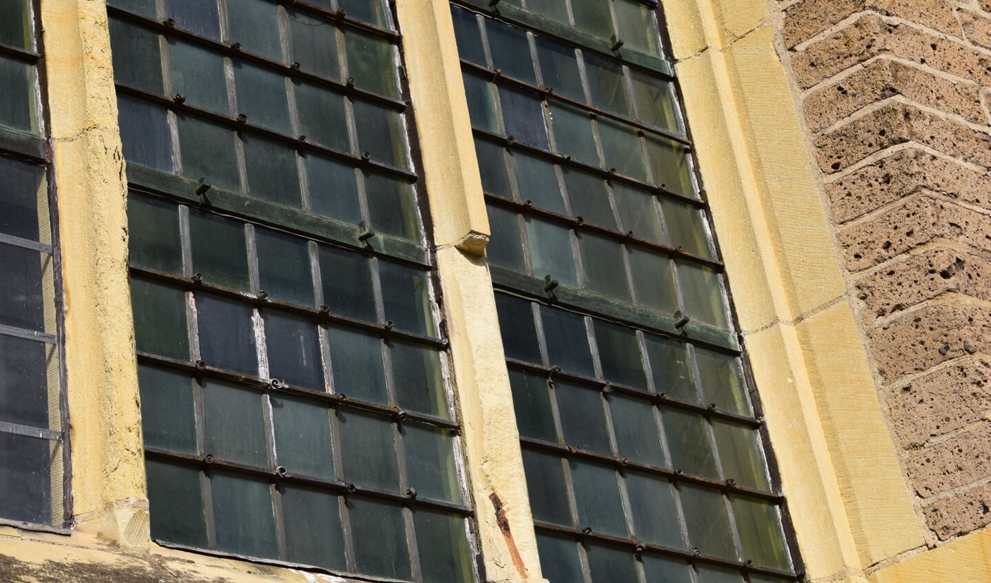Het zandsteen van de ramen is door de jaren heen ernstig verweerd en aangetast. Foto: PR