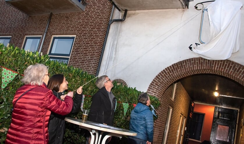 Harmke Schalkwijk en Marie-Nour Hartman onthullen het logo aan het Wöhrmannhofje. Foto: Willem Feith