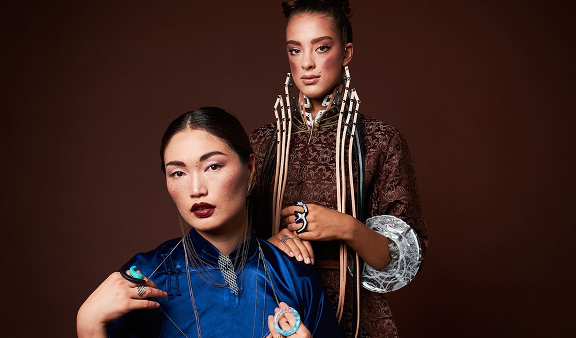 De dames tonen sieraden van Tegshtuya Gandugar (Mongolië). Foto: PR