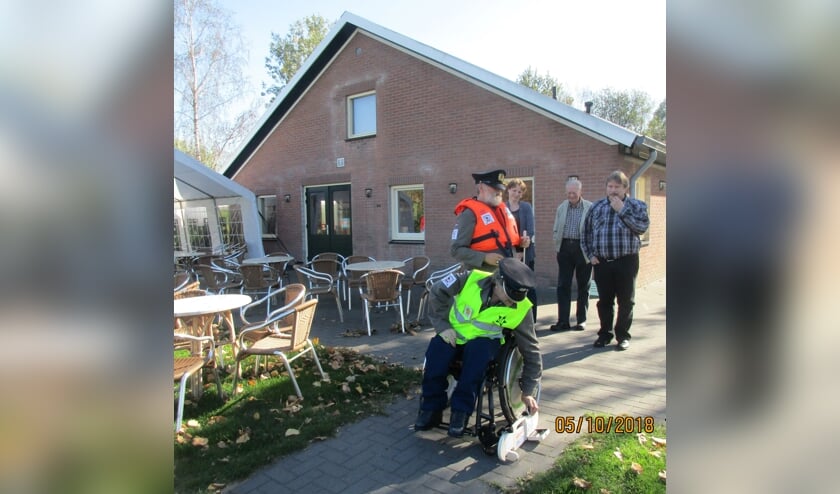 Jan Troost neemt met meetapparatuur het hellingspercentage van het pad op.Vlnr. Jan Troost,Theo Hendrikse, Sandra Zieverink (Leemland), Ton Goossens (BOOG) en Marco Zieverink (Leemland). Foto: Theo Bloemenkamp