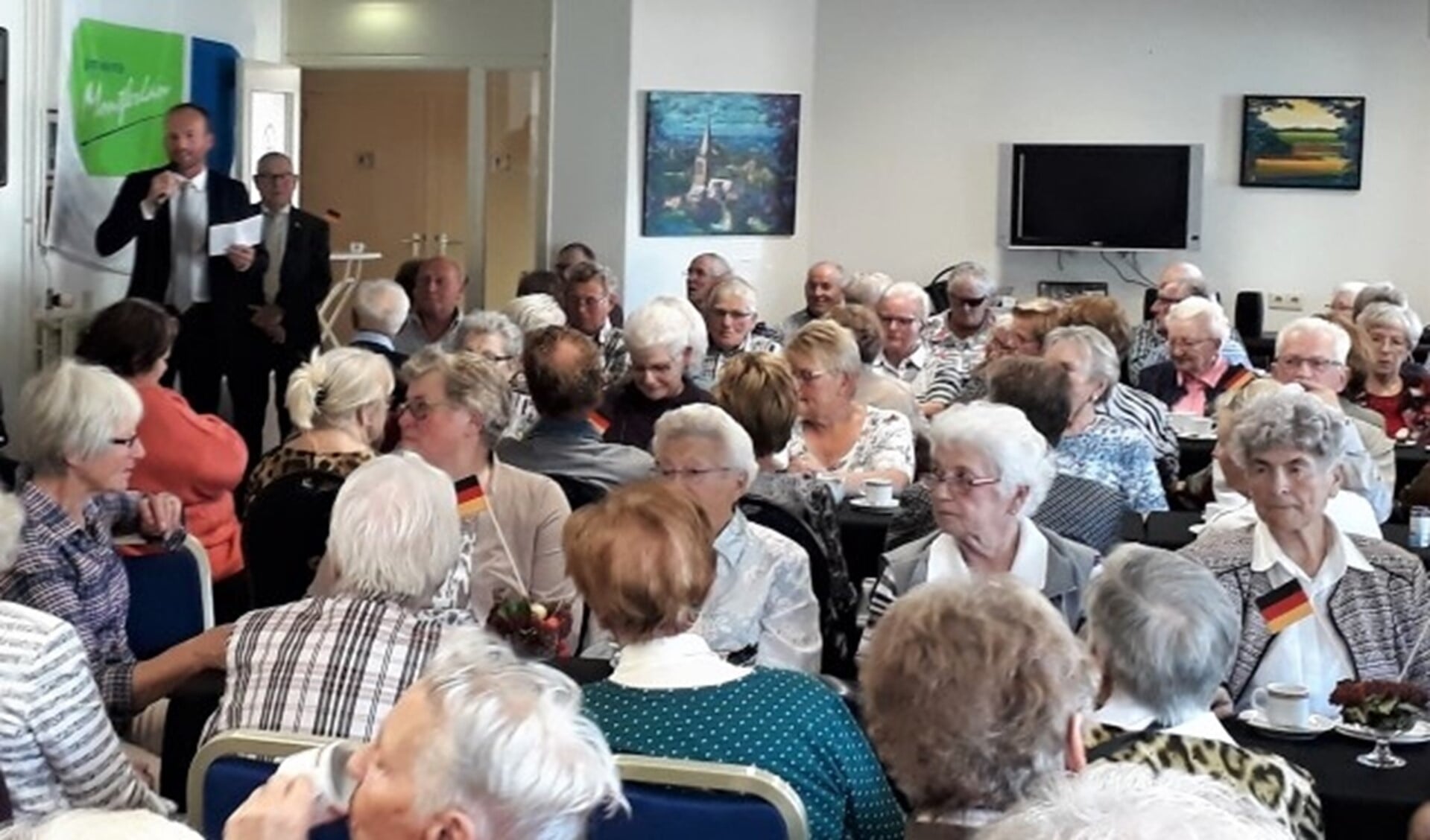 Wethouder Walter Gerritsen spreekt de aanwezigen ouderen uit Montferland en het Duitse Weeze toe. (foto: Bart Hendricksen) 