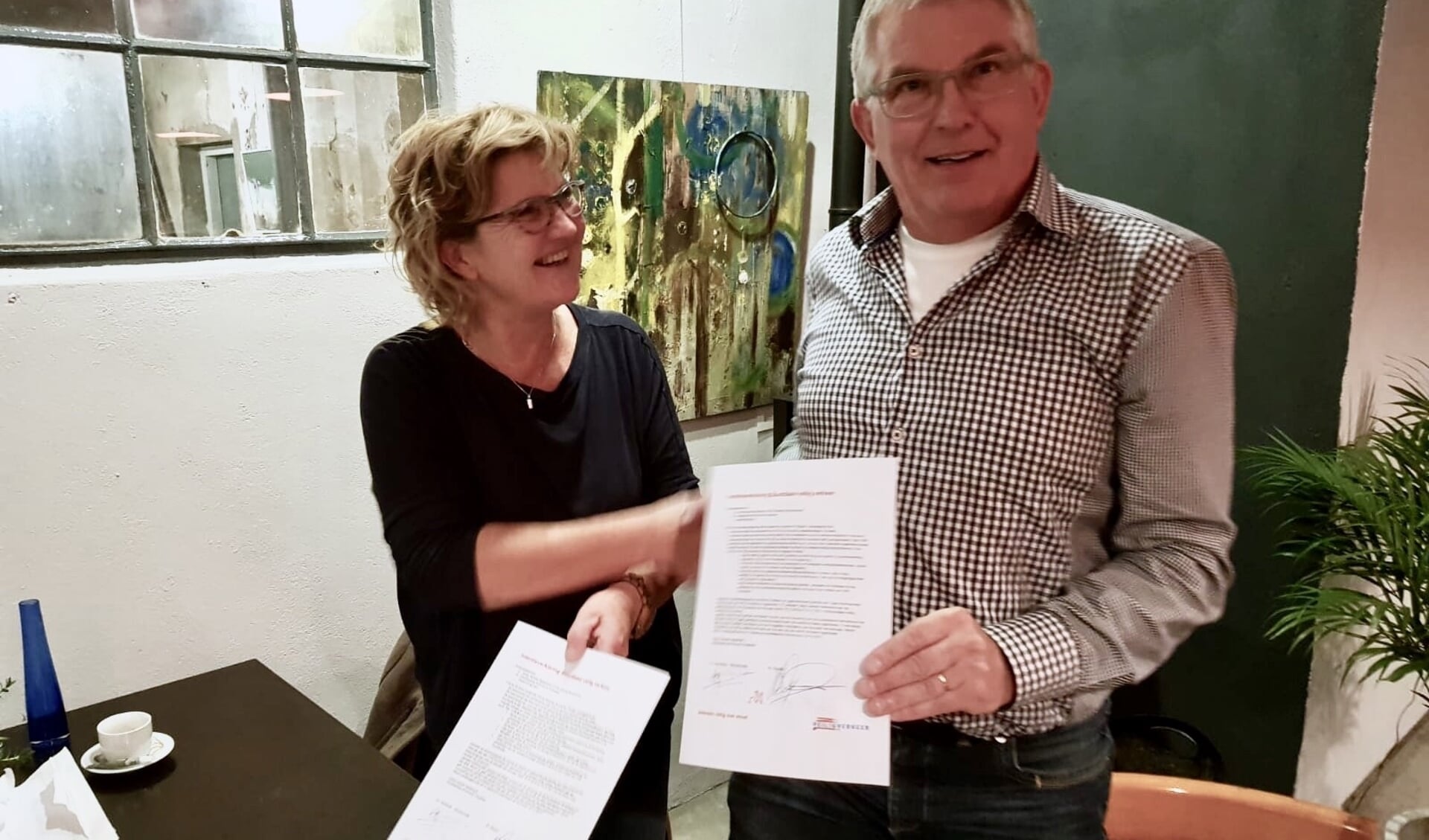 Buurtlabel VVN is ondertekend door Dorien Mulderije van VVN afdeling Bronckhorst en Wim Dijkstra van Dorpsbelang Wichmond Vierakker. Foto: PR