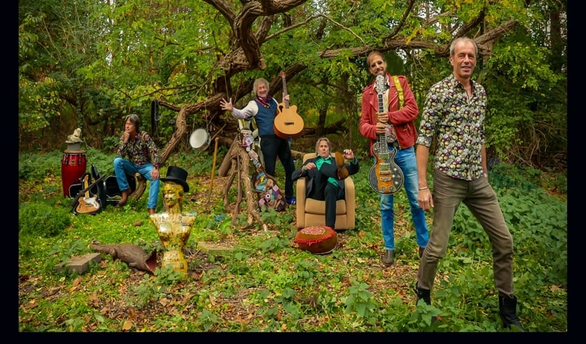 De band Moonyard. Stef Woestenenk staat tweede van rechs (met rode jas). Foto PR